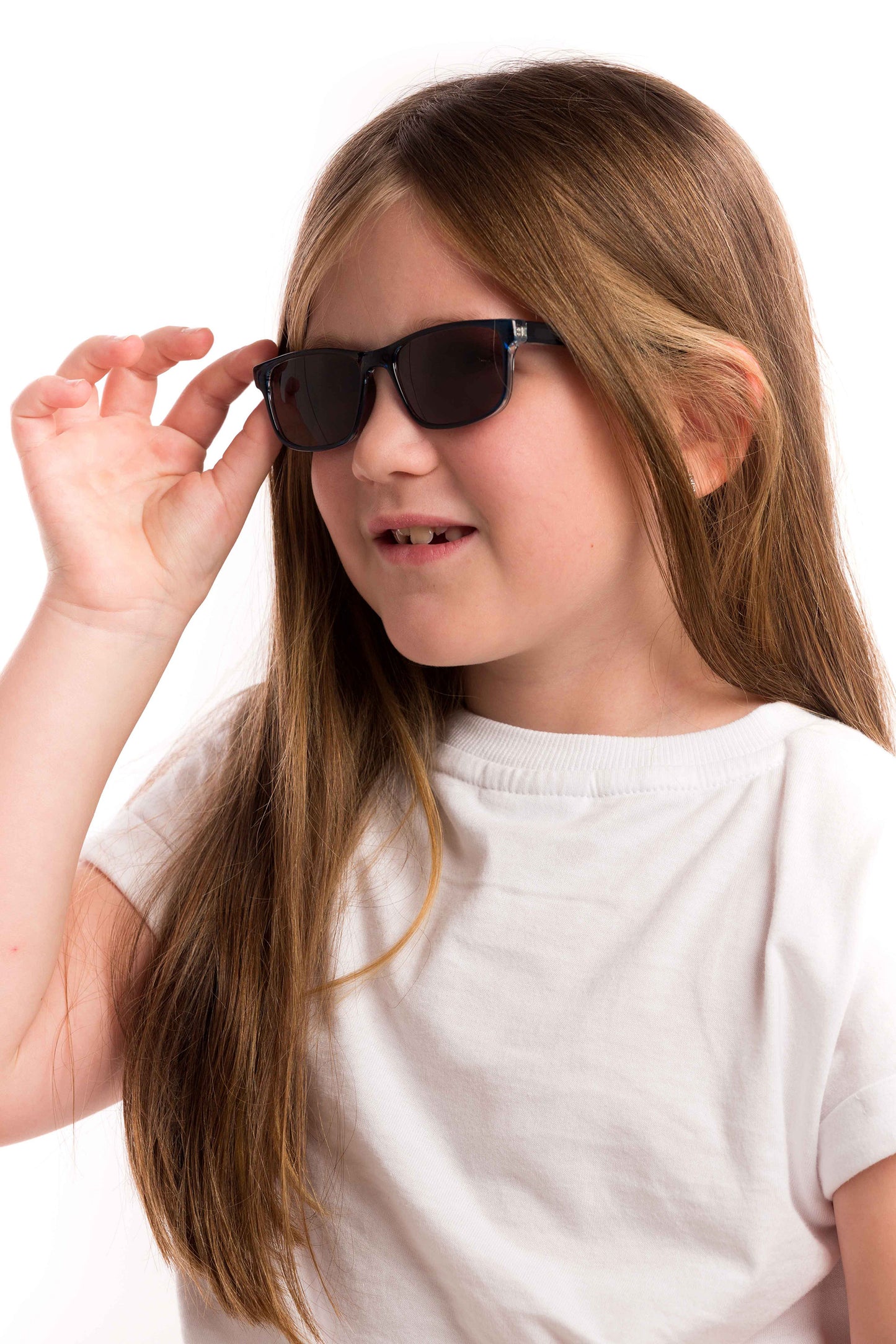 Girl Wearing Theo Kids Sunglasses (Brown)